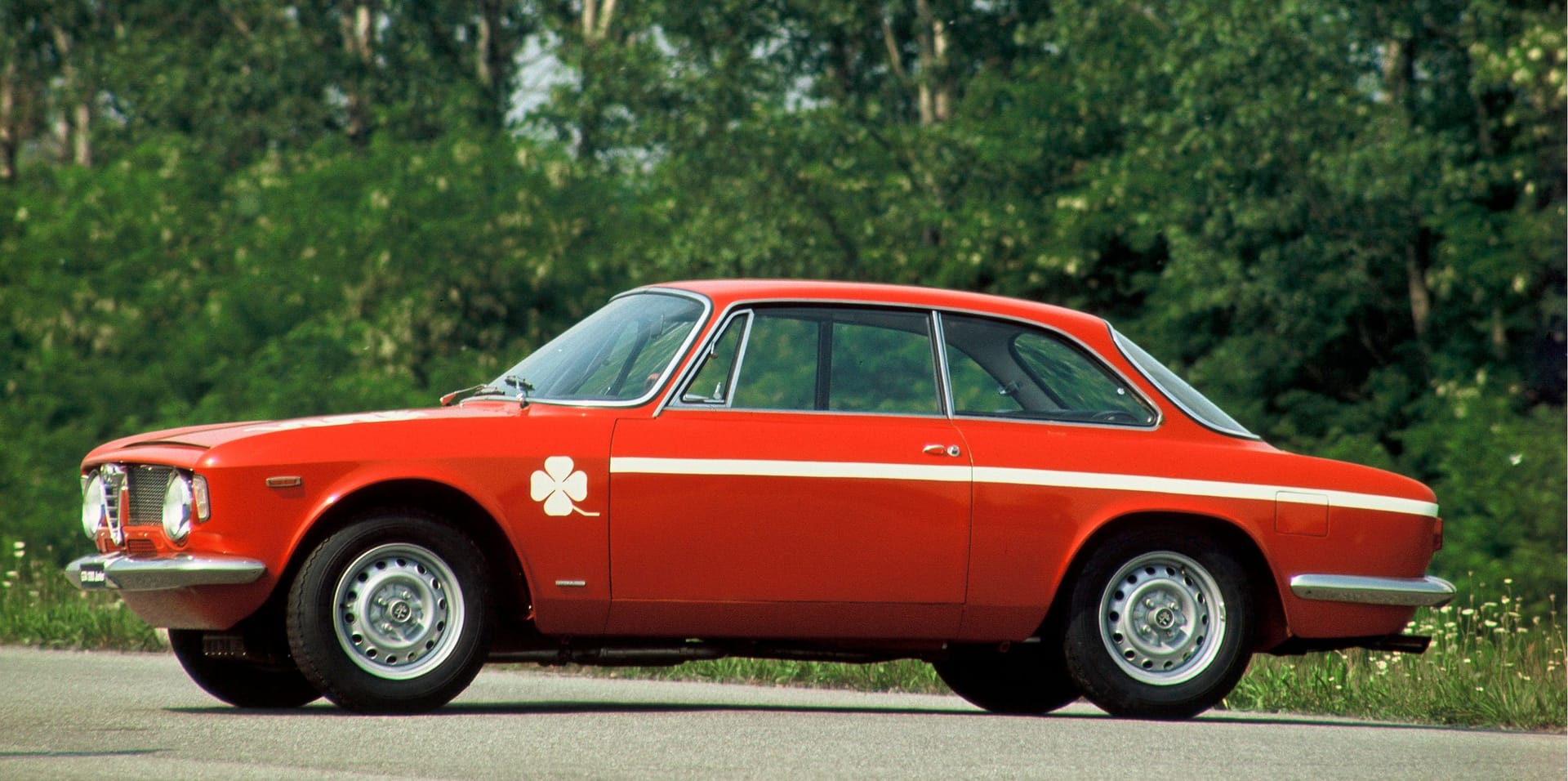 Namensvorbild: Alfa Romeo Giulia Coupé 1300 GTA Junior (1968 bis 1975) und weitere Modelle trugen ab den Sechzigerjahren bereits den Zusatz "Junior".