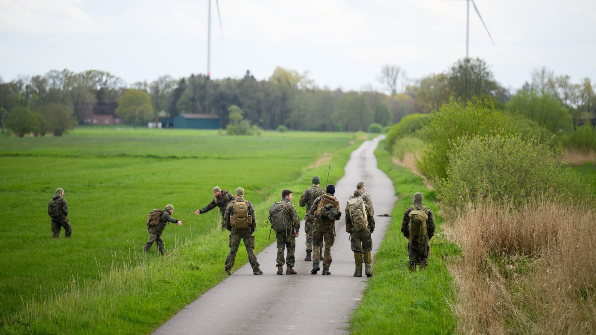 Bundeswehrsoldaten durchsuchen ein Feld nahe der Oste: Der sechs Jahre alte Arian aus Elm im Landkreis Rotenburg (Wümme) ist auch am vierten Tag in Folge vermisst.