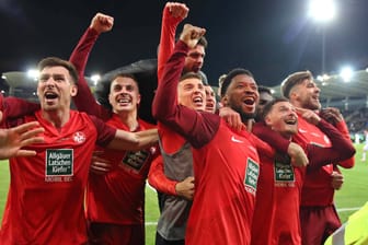 Unbändiger Jubel: Kaiserslauterns Spieler jubeln im Halbfinale beim 1. FC Saarbrücken.