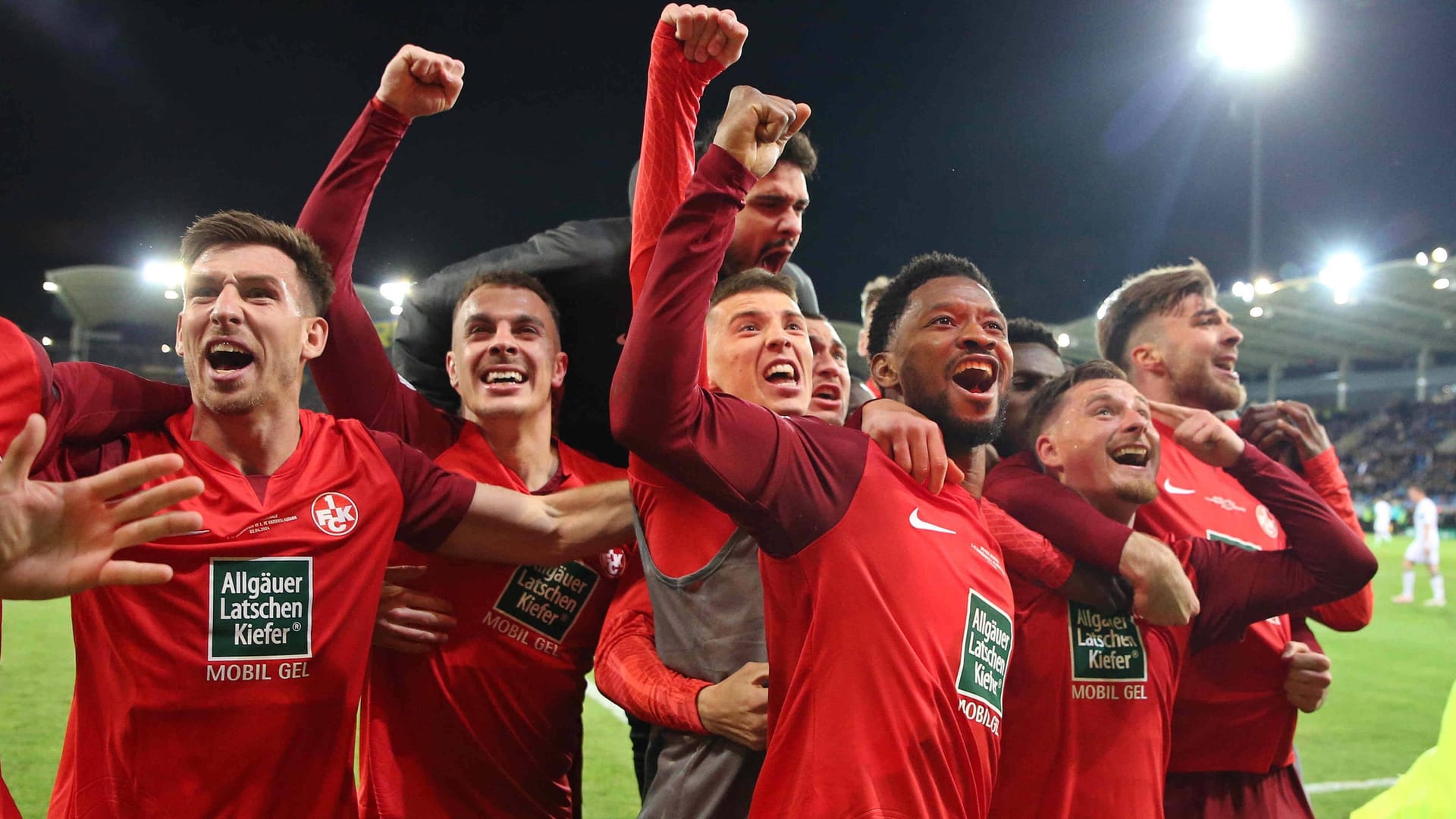 Unbändiger Jubel: Kaiserslauterns Spieler jubeln im Halbfinale beim 1. FC Saarbrücken.