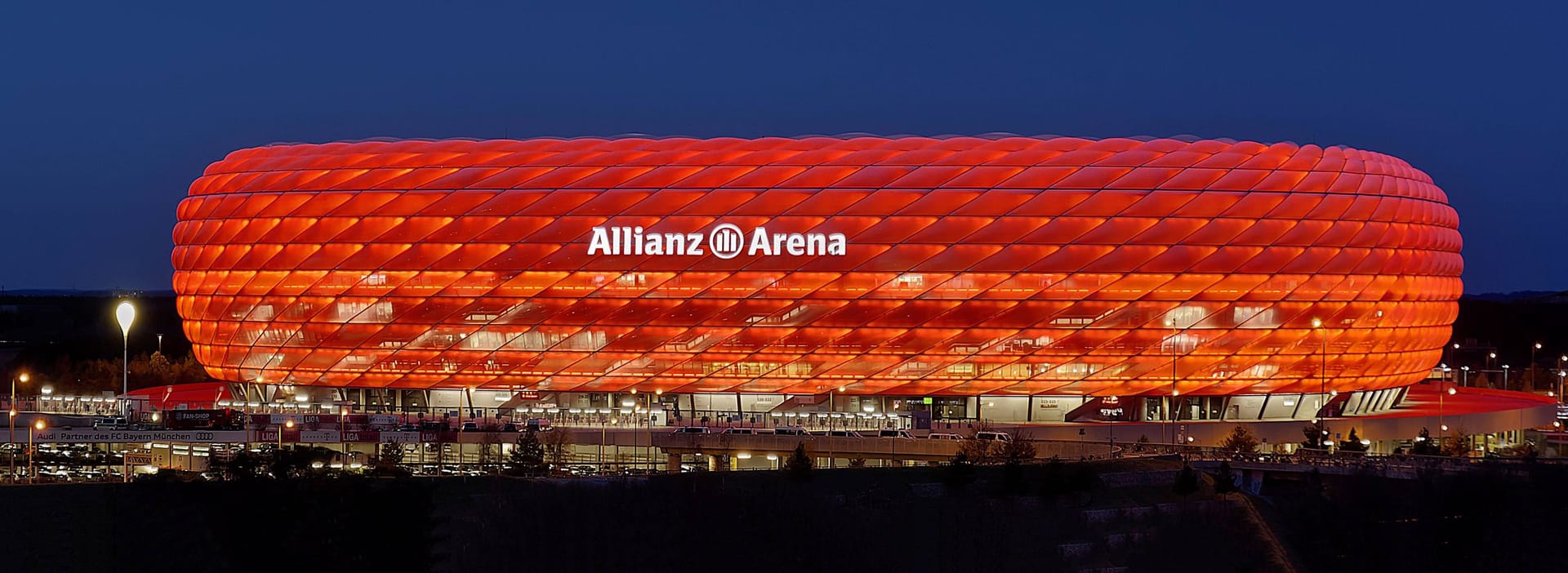 Allianz Arena in München: Durch den FC Bayern München erfreut sich die Allianz Arena Weltruhm. Bei der EM in Deutschland hat sie wie schon bei der multinationalen EM 2021 entsprechend ebenfalls ihren festen Platz. Und wie schon bei der Weltmeisterschaft 2006 wird die Arena das Eröffnungsspiel ausrichten. 66.000 Zuschauer werden die deutsche Nationalmannschaft gegen Schottland spielen sehen und die Allianz Arena zum zweitgrößten Stadion des Turniers machen. Neben der Turnier-Eröffnung werden noch drei weitere Gruppenspiele sowie ein Achtel- und ein Halbfinale in München ausgetragen.