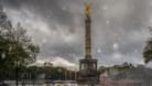Die Siegessäule bei Regen in Berlin (Symbolbild): Nach dem sonnigen Wochenende kündigte sich in Berlin und Brandenburg ein Wetterumschwung an. Es bleibt nass und kalt.