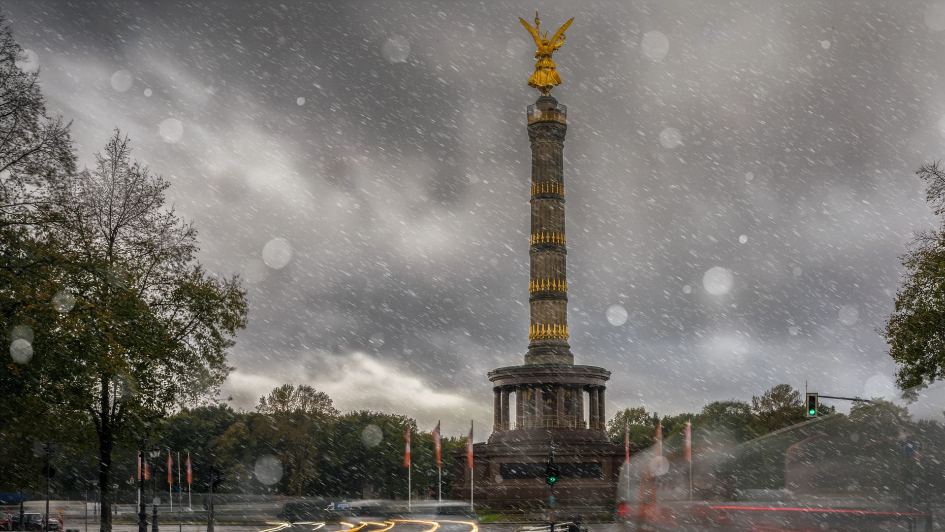 Die Siegessäule bei Regen in Berlin (Symbolbild): Nach dem sonnigen Wochenende kündigte sich in Berlin und Brandenburg ein Wetterumschwung an. Es bleibt nass und kalt.