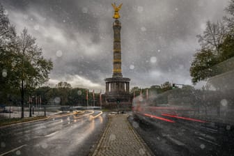 Die Siegessäule bei Regen in Berlin (Symbolbild): Nach dem sonnigen Wochenende kündigte sich in Berlin und Brandenburg ein Wetterumschwung an. Es bleibt nass und kalt.