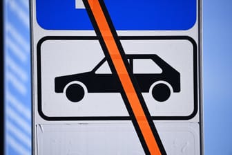Verkehrsschild mit durchgestrichenem Pkw-Symbol: In einigen Straßen in Hannovers Innenstadt sollen künftig keine Autos mehr fahren dürfen, wünscht sich die SPD.