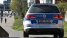 Ein Fahrzeug der Bremer Polizei im Einsatz (Symbolbild): Am Samstag floh ein junger Autofahrer vor den Beamten.
