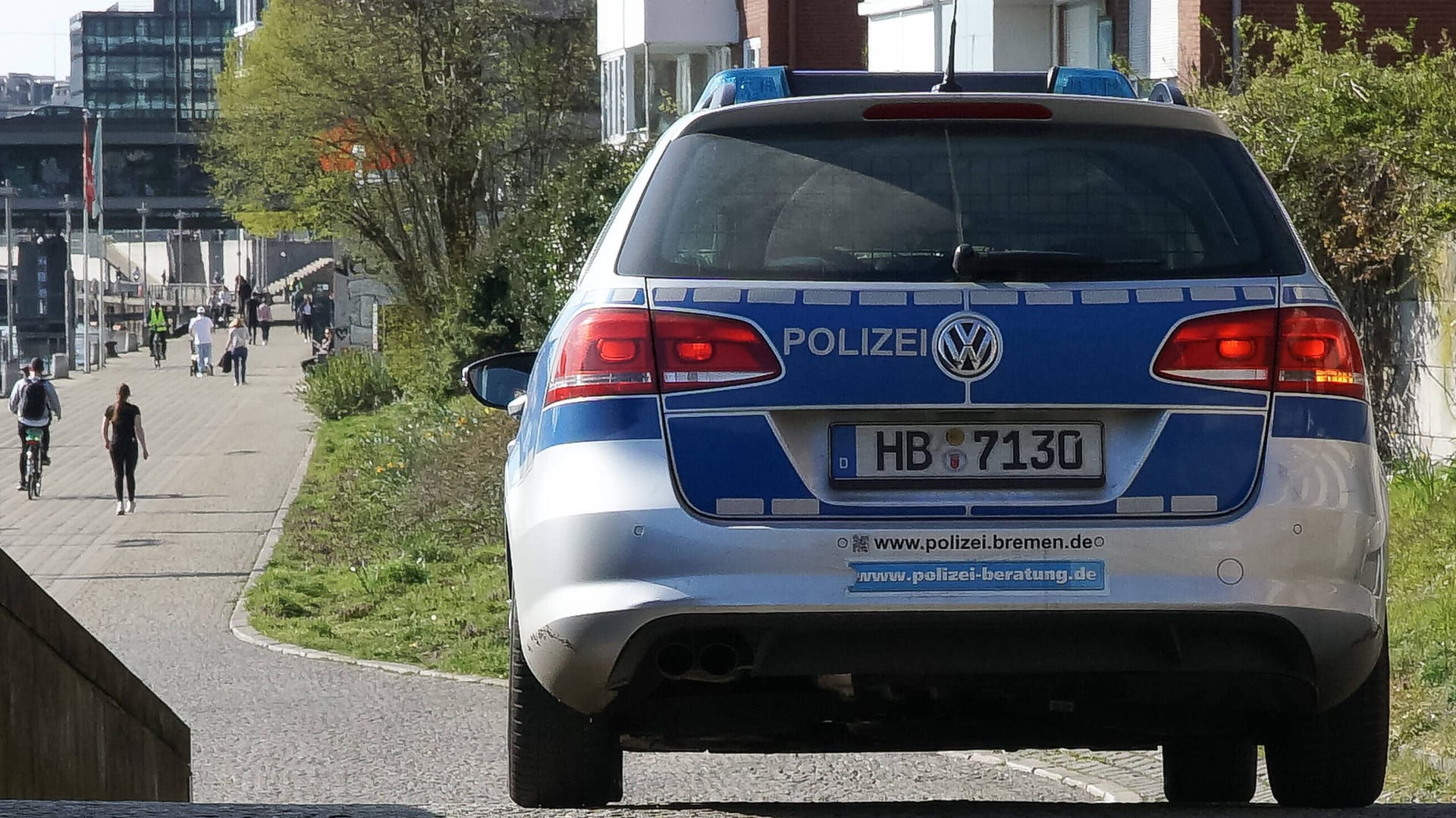 Ein Fahrzeug der Bremer Polizei im Einsatz (Symbolbild): Am Samstag floh ein junger Autofahrer vor den Beamten.