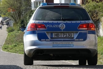 Ein Fahrzeug der Bremer Polizei im Einsatz (Symbolbild): Am Samstag floh ein junger Autofahrer vor den Beamten.