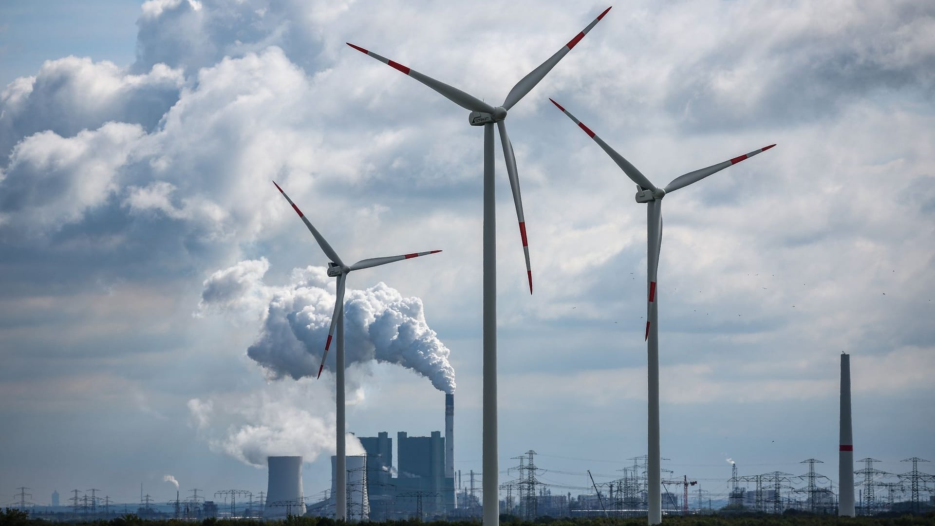 Windräder vor Braunkohlekraftwerk