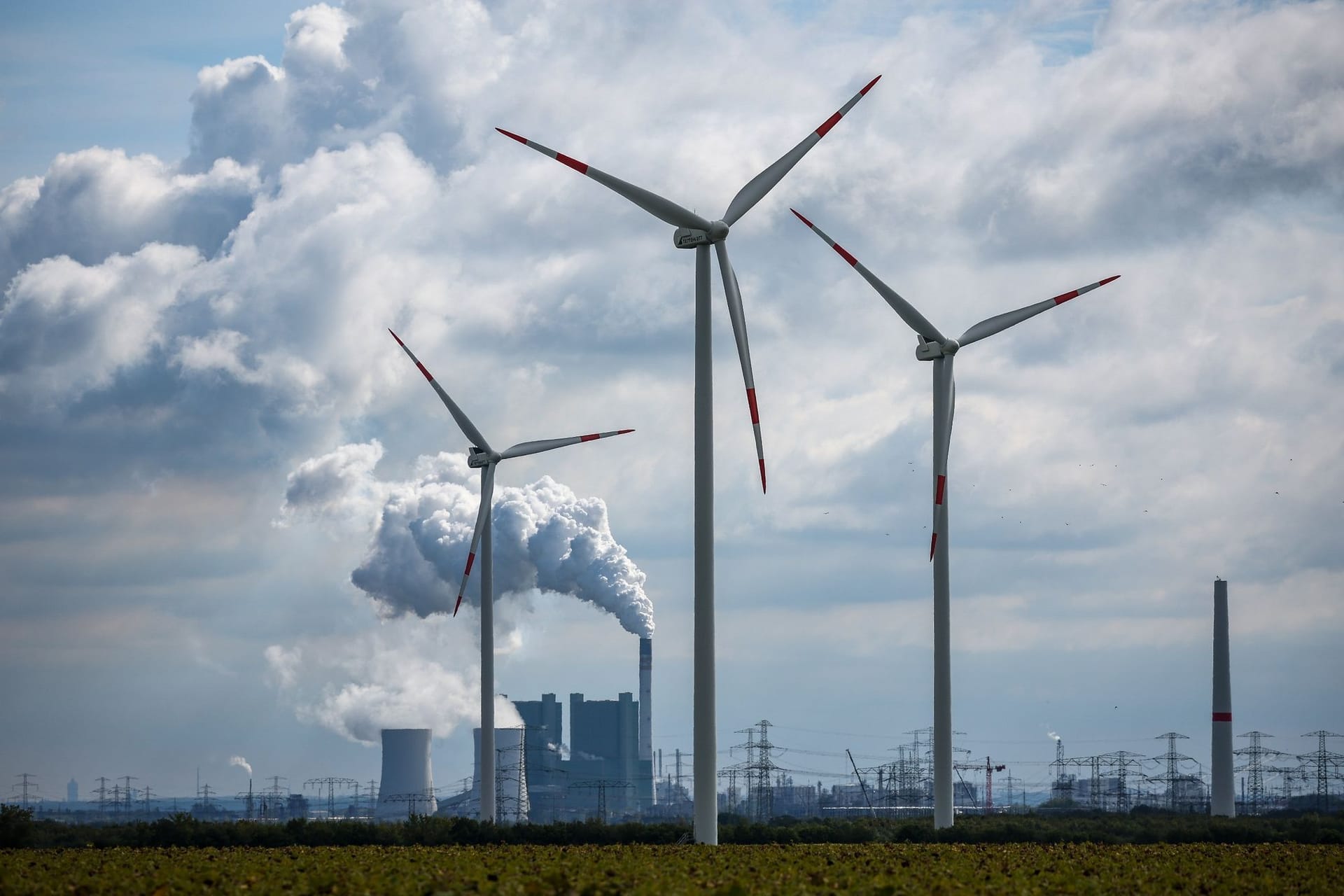 Windräder vor Braunkohlekraftwerk