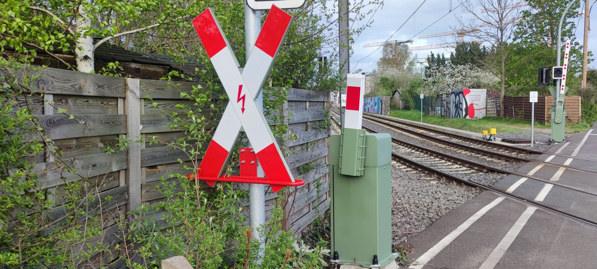 Nur 46 Zentimetern misst die kleinste Bahnschranke Kölns.