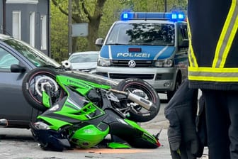 Eine Kawasaki "Ninja": Der Motorradfahrer kollidierte mit einem Kleinwagen.