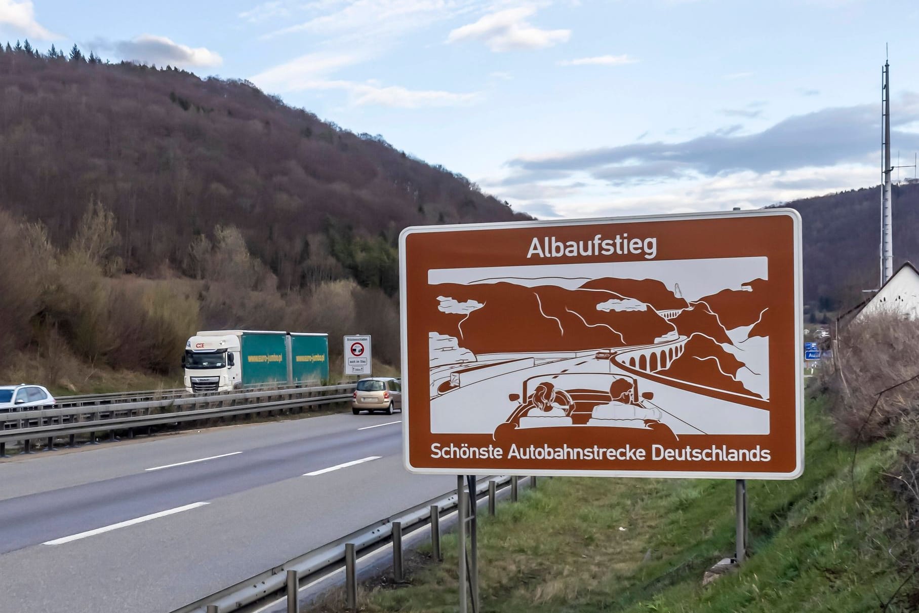 Hier wird's schön: Große Tafeln entlang der Autobahn weisen auf sehenswerte Ecken hin. Künftig dürfte es weniger solche Schilder geben.