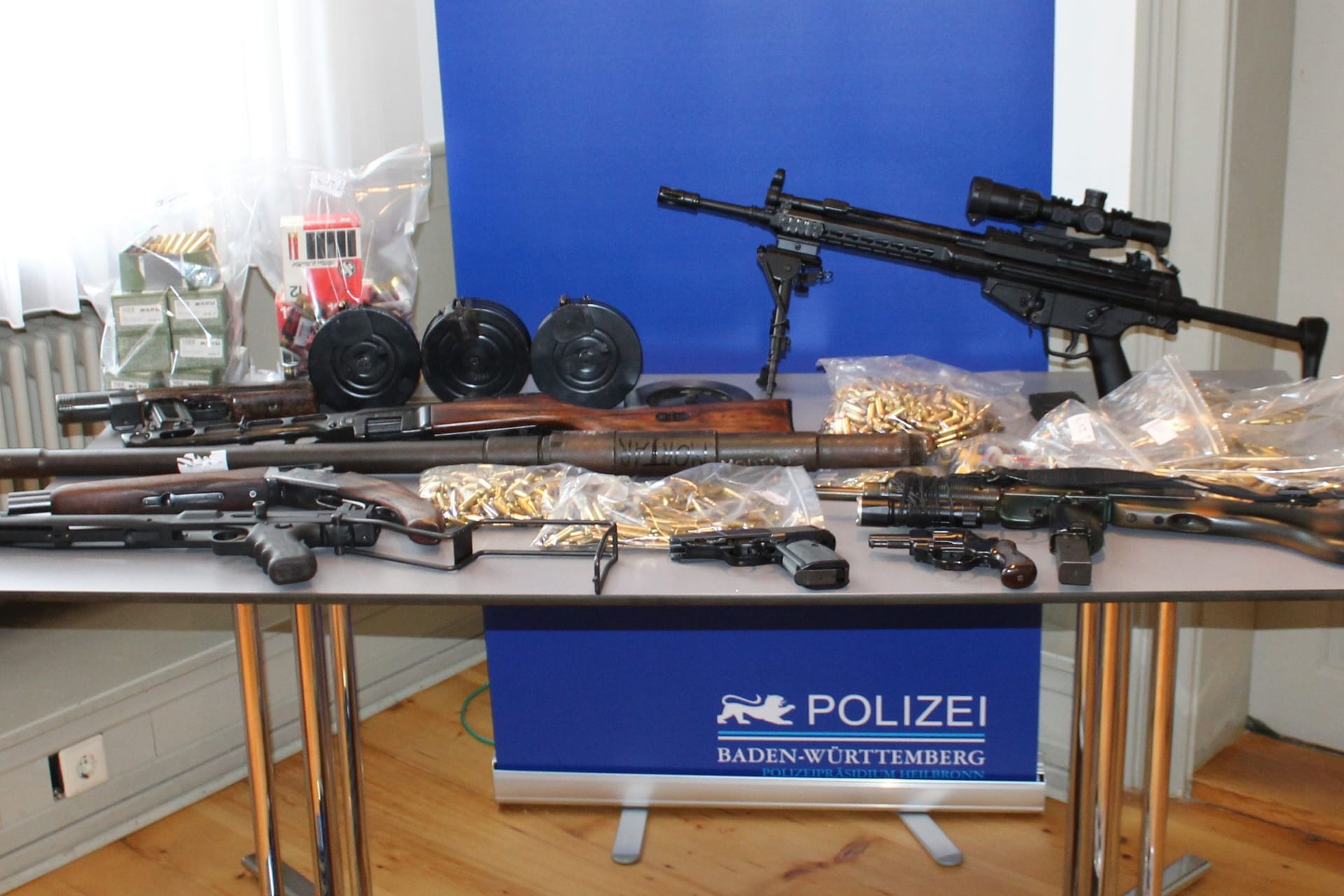 Die Waffen wurden bei einer Durchsuchung in Baden-Württemberg.