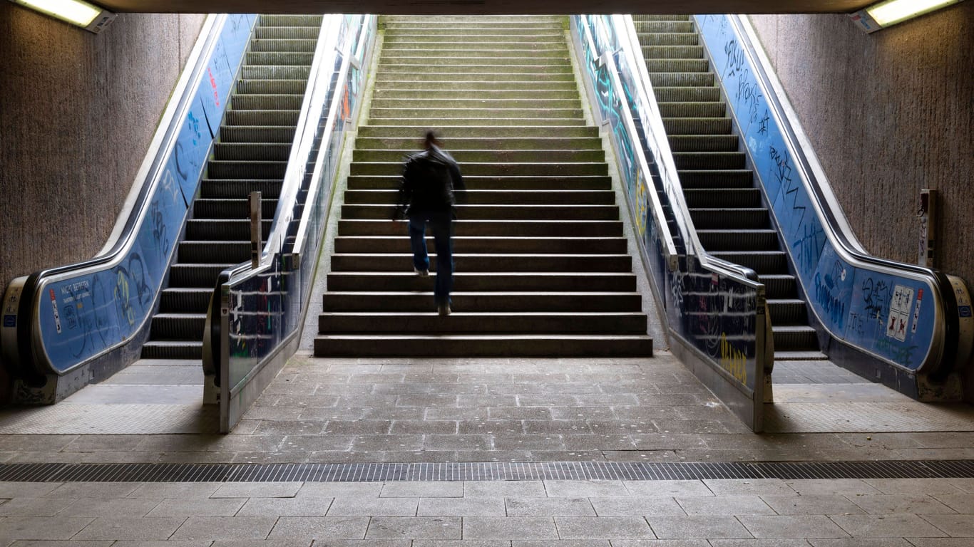 Der Aufgang an der Haltestelle Ebertplatz (Archivbild): Die KVB wollen unter anderem an dieser Haltestelle Sicherheitspersonal einsetzten.