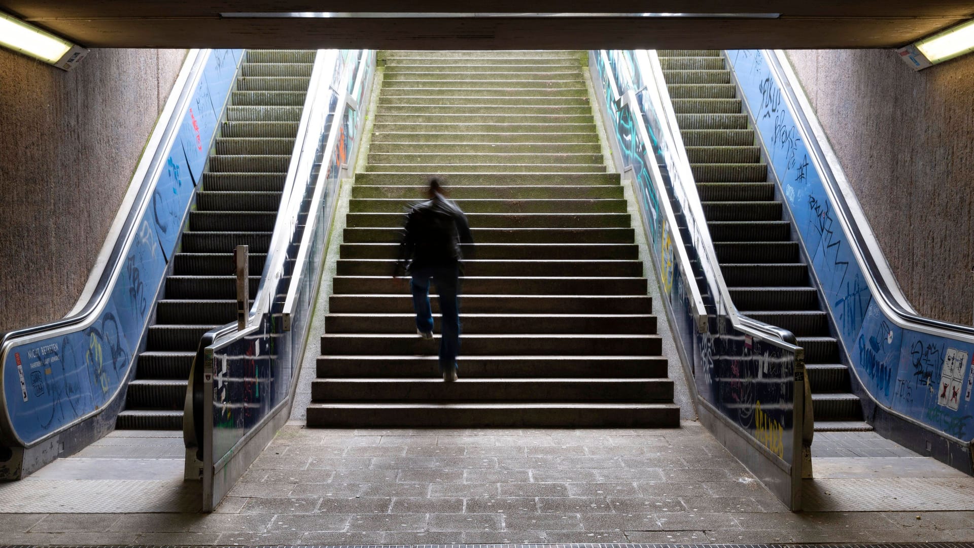 Der Aufgang an der Haltestelle Ebertplatz (Archivbild): Die KVB wollen unter anderem an dieser Haltestelle Sicherheitspersonal einsetzten.