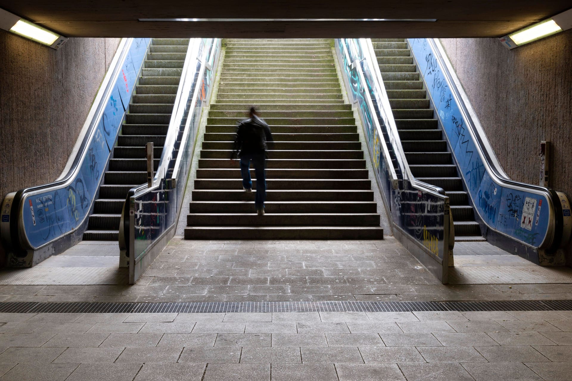 Der Aufgang an der Haltestelle Ebertplatz (Archivbild): Die KVB wollen unter anderem an dieser Haltestelle Sicherheitspersonal einsetzten.