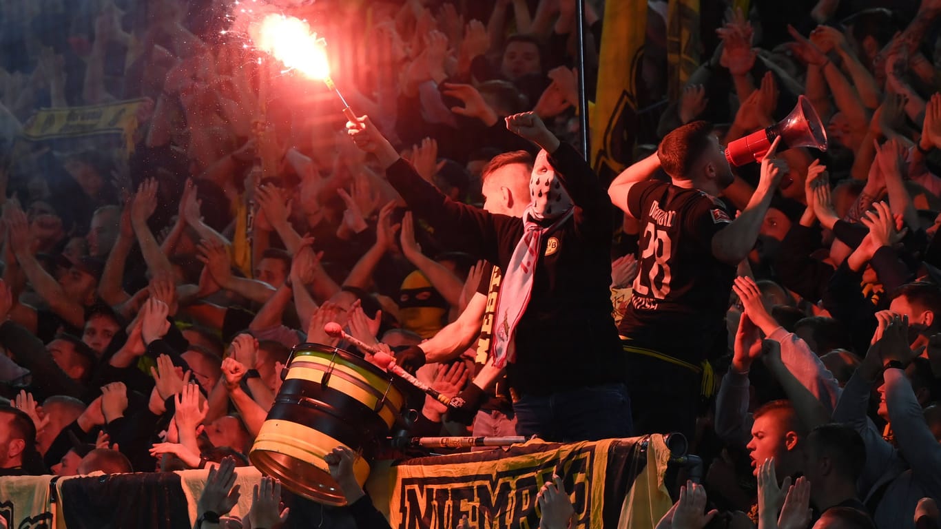 BVB Fans zünden Bengalos (Archivbild): Anlässlich des 50. Geburtstages des Dortmunder Stadions kam es zu mehreren Aktionen von Ultras.