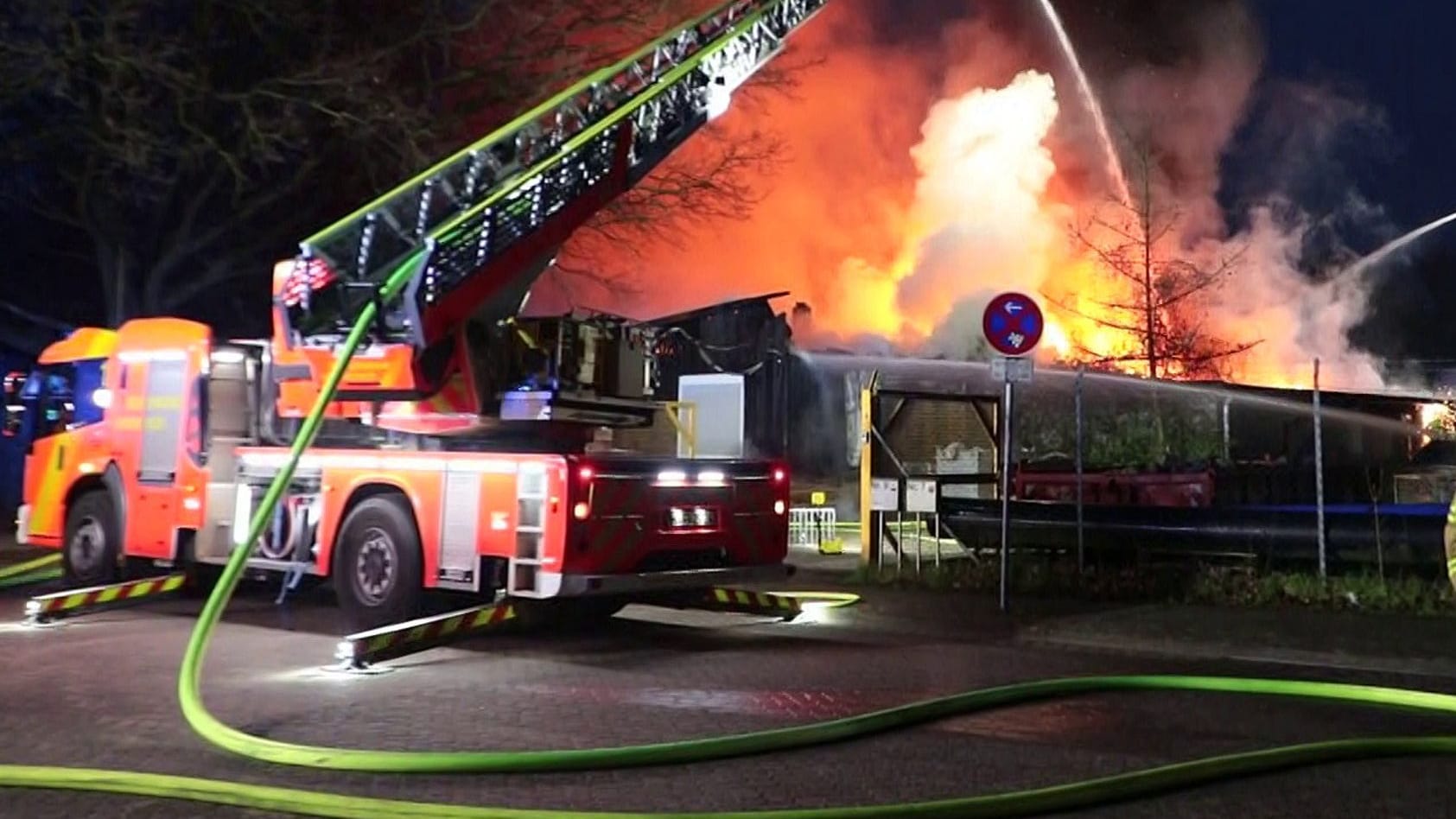 Mit einem Großaufgebot bekämpfte die Feuerwehr am frühen Montagmorgen ein Feuer in einer rund 800 Quadratmeter große Gewerbehalle.