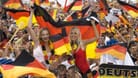 Erleben die deutschen Fußballfans bei der Heim-EM ein ähnliches Sommermärchen wie bei der WM 2006?