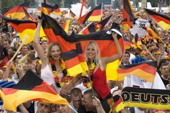 Erinnerungen: 2006 feiern während der WM Hunderttausende auf der Fan-Meile in Berlin den Finalsieg über Argentinien. Wird die Stimmung bei der EM genauso gut?