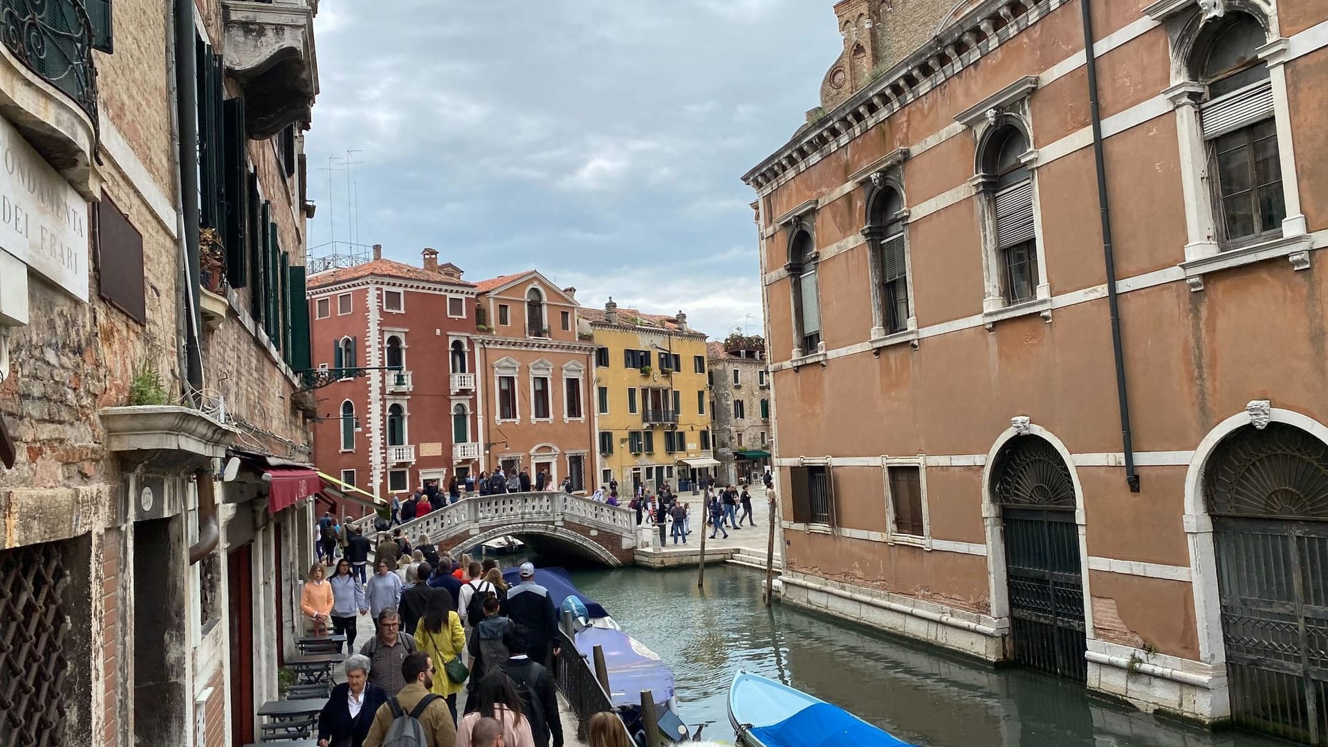 Touristen im Stadtzentrum von Venedig