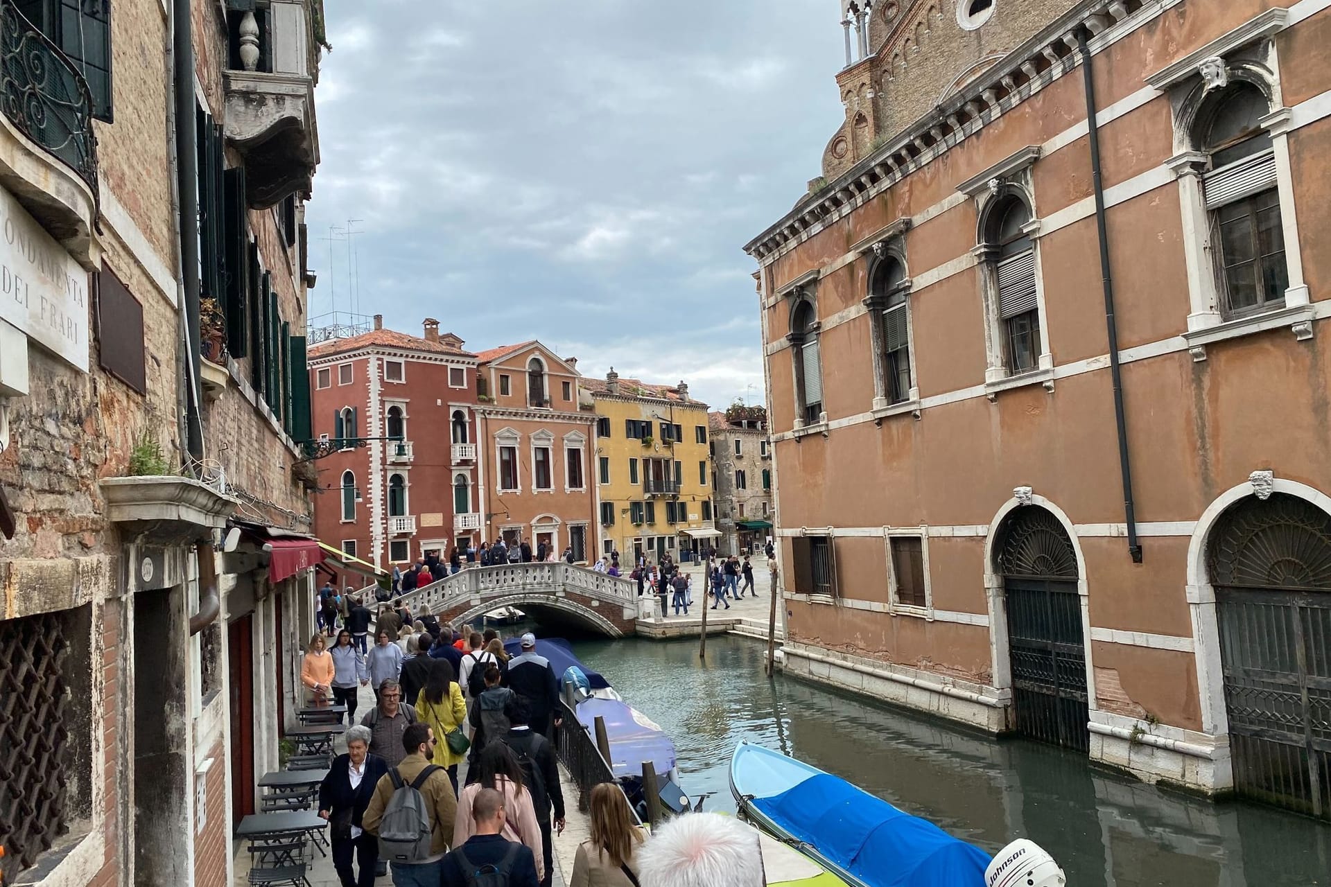 Touristen im Stadtzentrum von Venedig
