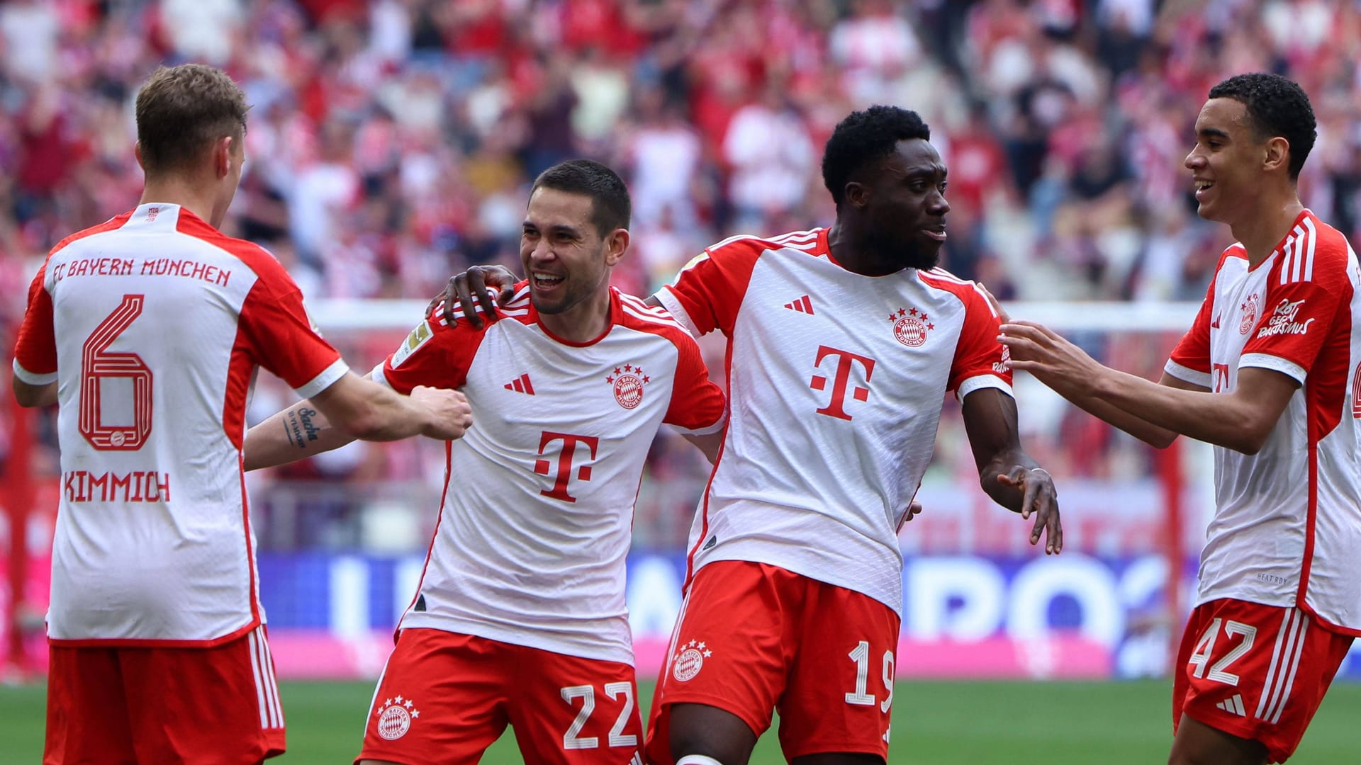 Der FC Bayern feiert einen glanzlosen 2:0-Pflichtsieg gegen den 1. FC Köln. Einige Stars werden dabei für das wichtige Viertelfinalrückspiel in der Champions League geschont. Nur wenige Münchner können dafür auf sich aufmerksam machen. Die Einzelkritik.