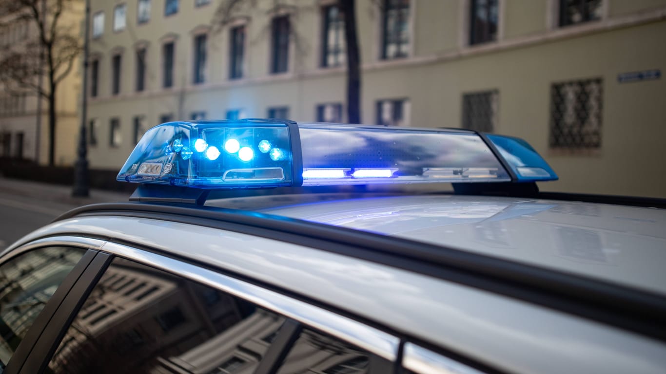 Blaulicht auf einem Streifenwagen (Symbolbild): Die Polizei konnte in beiden Fällen Schlimmeres verhindern.