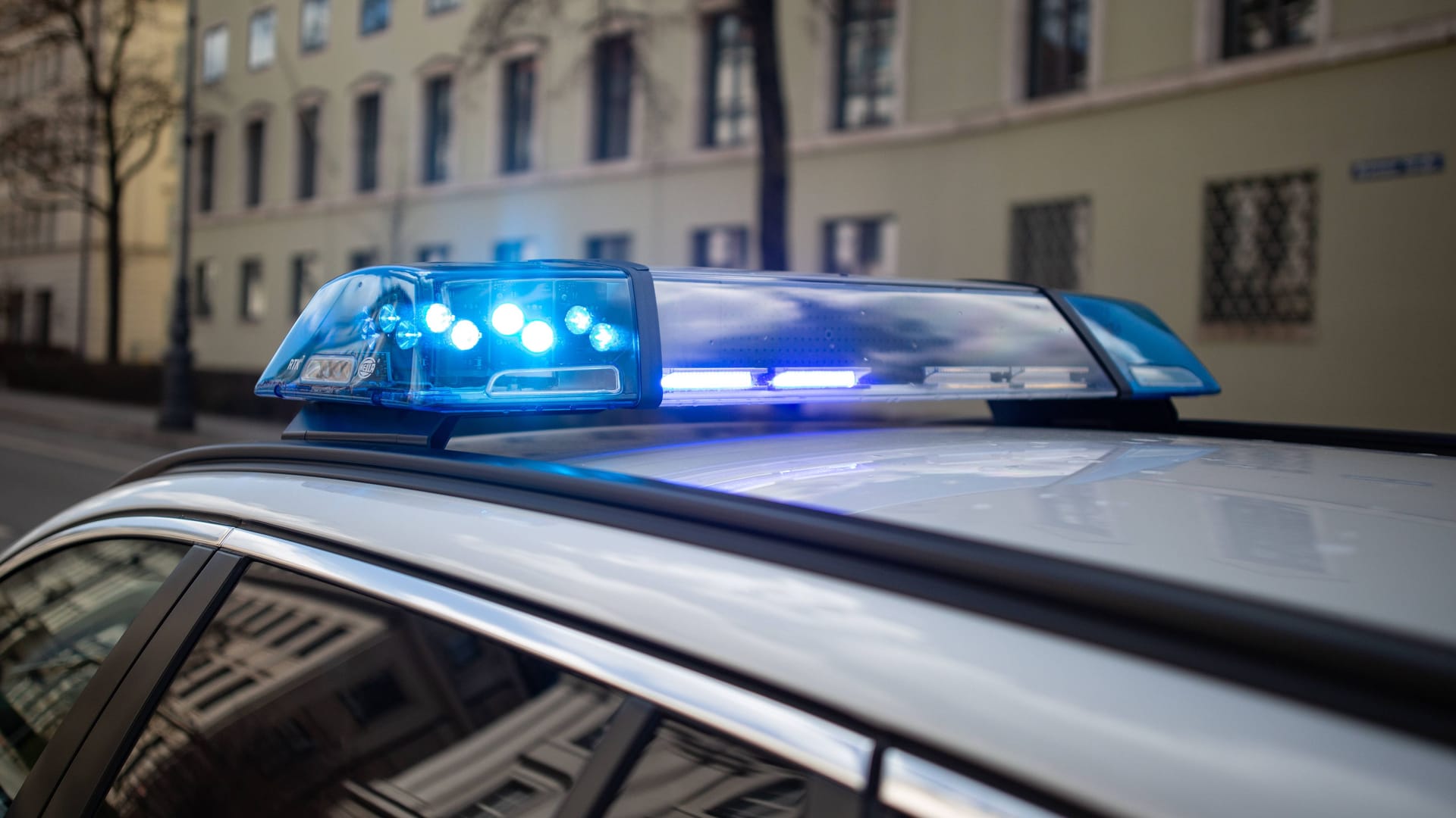 Blaulicht auf einem Streifenwagen (Symbolbild): Die Polizei konnte in beiden Fällen Schlimmeres verhindern. Blaulicht auf einem Streifenwagen (Symbolbild): Die Polizei konnte in beiden Fällen Schlimmeres verhindern.