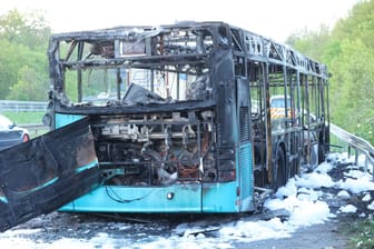 Ausgebrannter Bus an der B43 in Frankfurt, nahe Flughafen