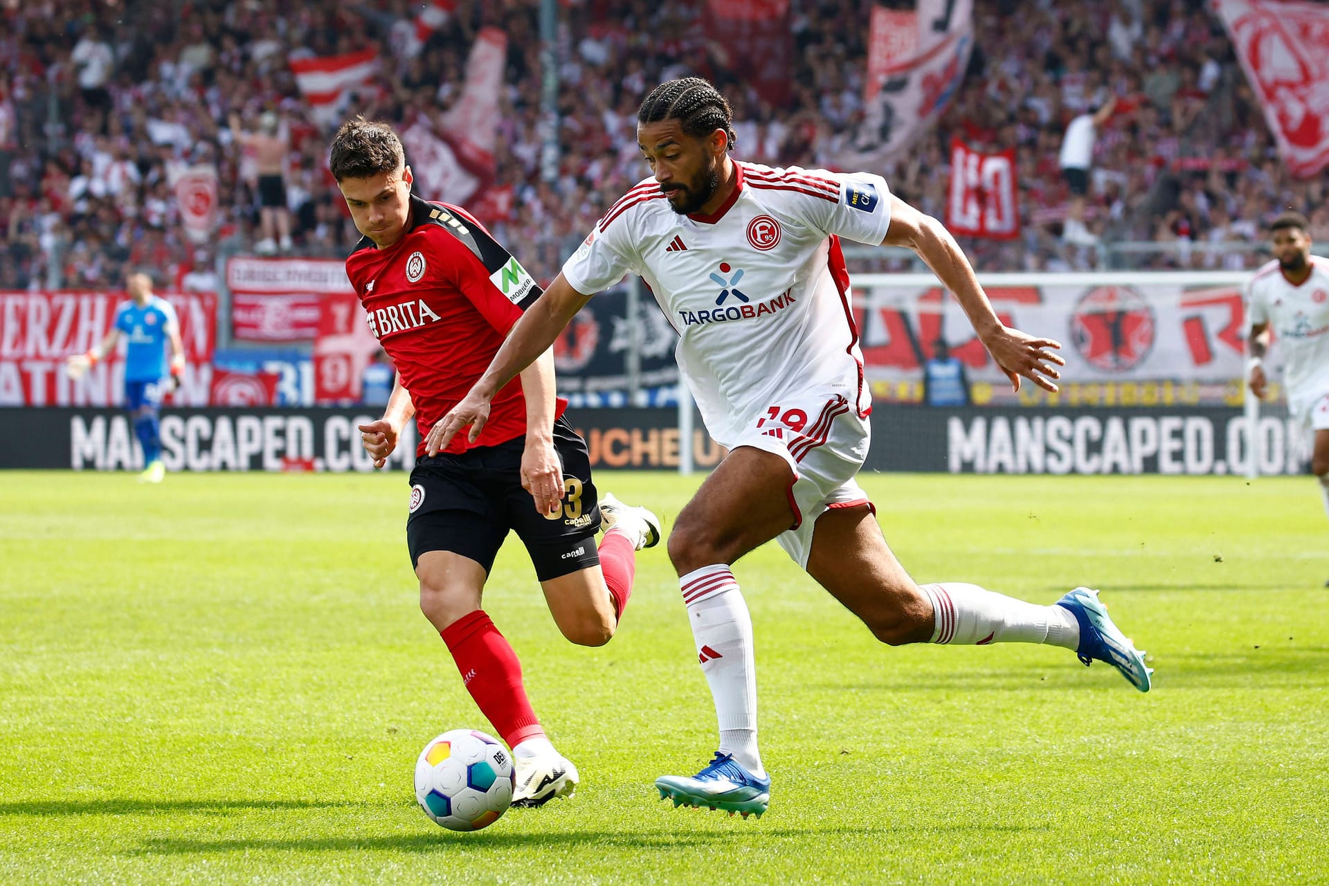 John Iredale und Emmanuel Iyoha (r.): Düsseldorf beendete das Spiel in Überzahl.