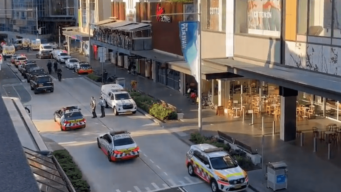 Rettungswagen vor dem Einkaufszentrum Westfield Bondi Junction in Sydney: Am Samstagnachmittag (Ortszeit) kam es hier zu einem Zwischenfall.