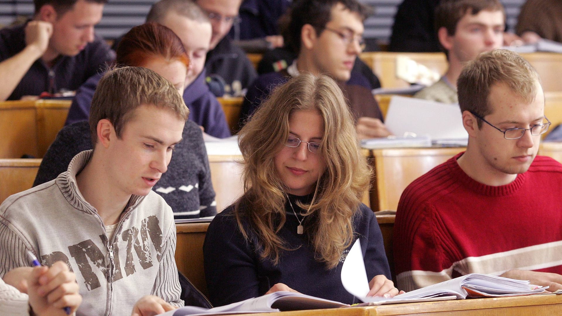 Studenten folgen in Dresden einer Vorlesung (Archivfoto): Vor allem die TU Dresden und die Uni Leipzig erzielten Plätze in den Top 200.