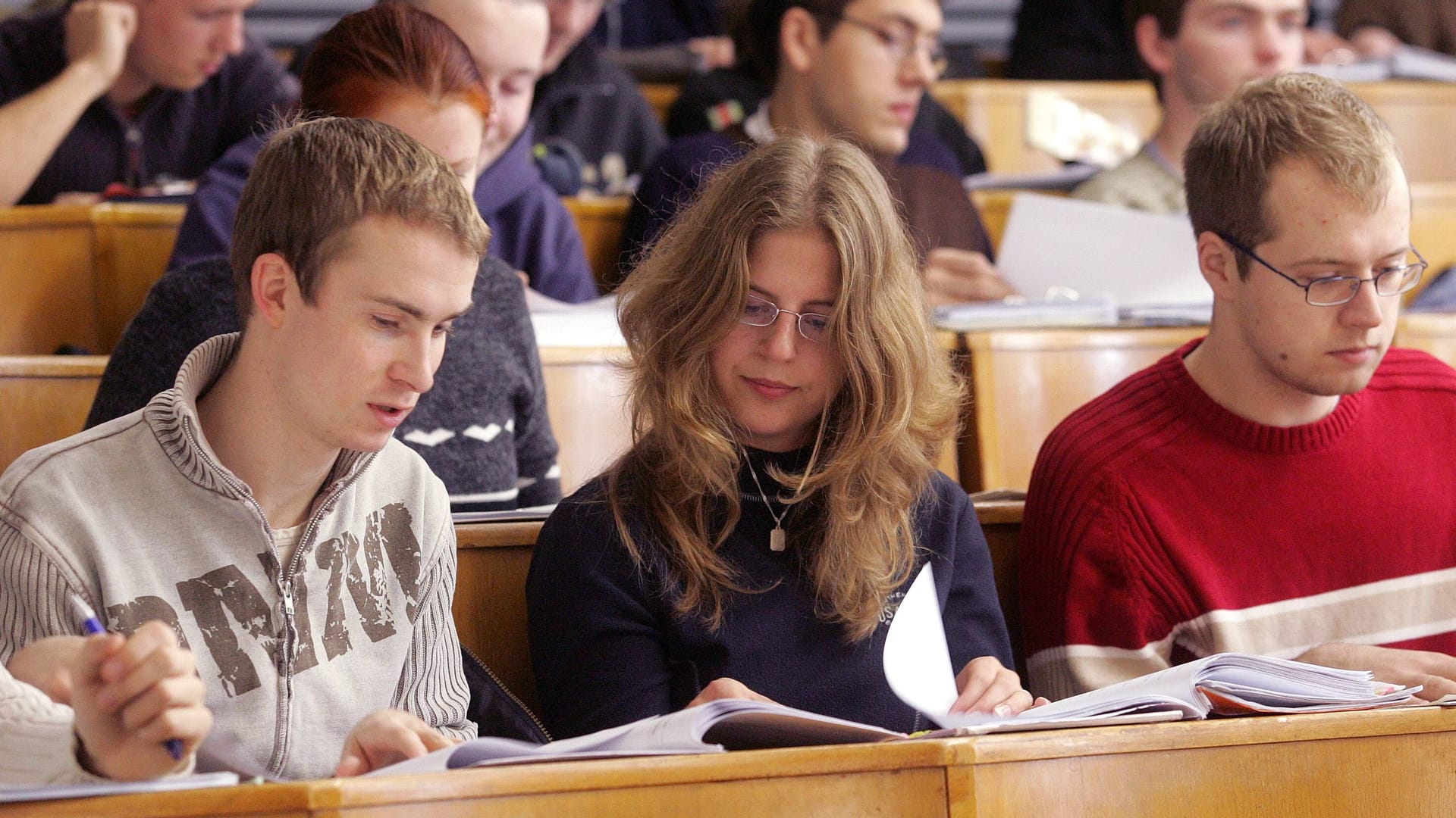 Studenten folgen in Dresden einer Vorlesung (Archivfoto): Vor allem die TU Dresden und die Uni Leipzig erzielten Plätze in den Top 200.