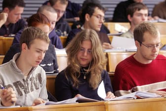 Studenten folgen in Dresden einer Vorlesung (Archivfoto): Vor allem die TU Dresden und die Uni Leipzig erzielten Plätze in den Top 200.