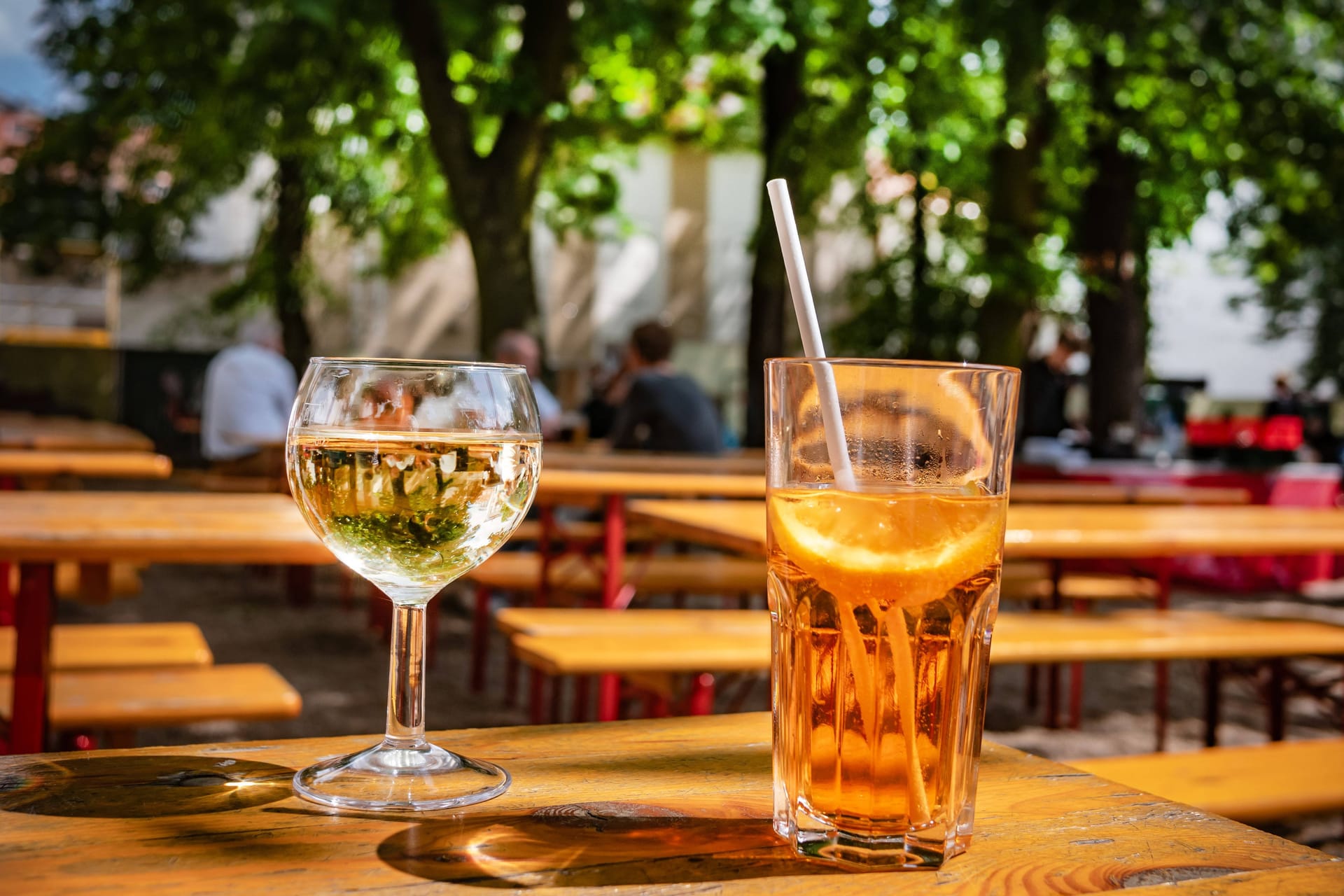 Getränke im Prenzlauer Berg Pratergarten (Archivbild): Das schöne Wetter lockt wieder zahlreiche Menschen in Berlins Biergärten.