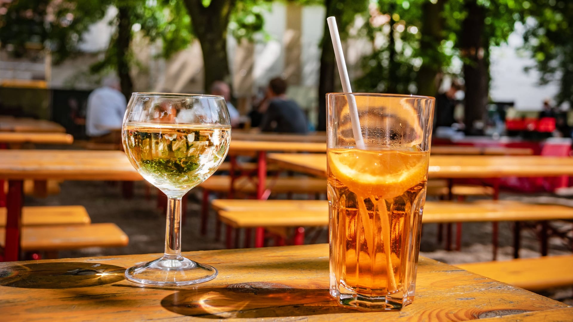 Getränke im Prenzlauer Berg Pratergarten (Archivbild): Das schöne Wetter lockt wieder zahlreiche Menschen in Berlins Biergärten.