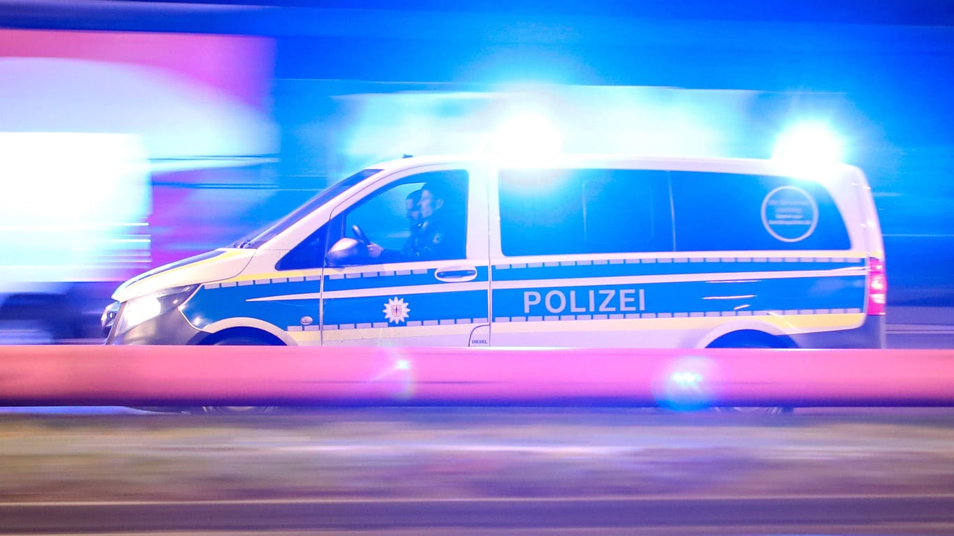 Ein Einsatzfahrzeug der Polizei (Archivbild): In Berlin ist ein Mann unter anderem wegen versuchten Mordes angeklagt worden.