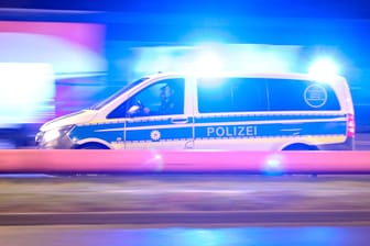 Ein Einsatzfahrzeug der Polizei (Archivbild): In Berlin ist ein Mann unter anderem wegen versuchten Mordes angeklagt worden.
