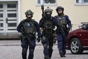 Schwer bewaffnete Polizisten in Finnland: An einer Schule hat ein 13-Jähriger scharf geschossen.