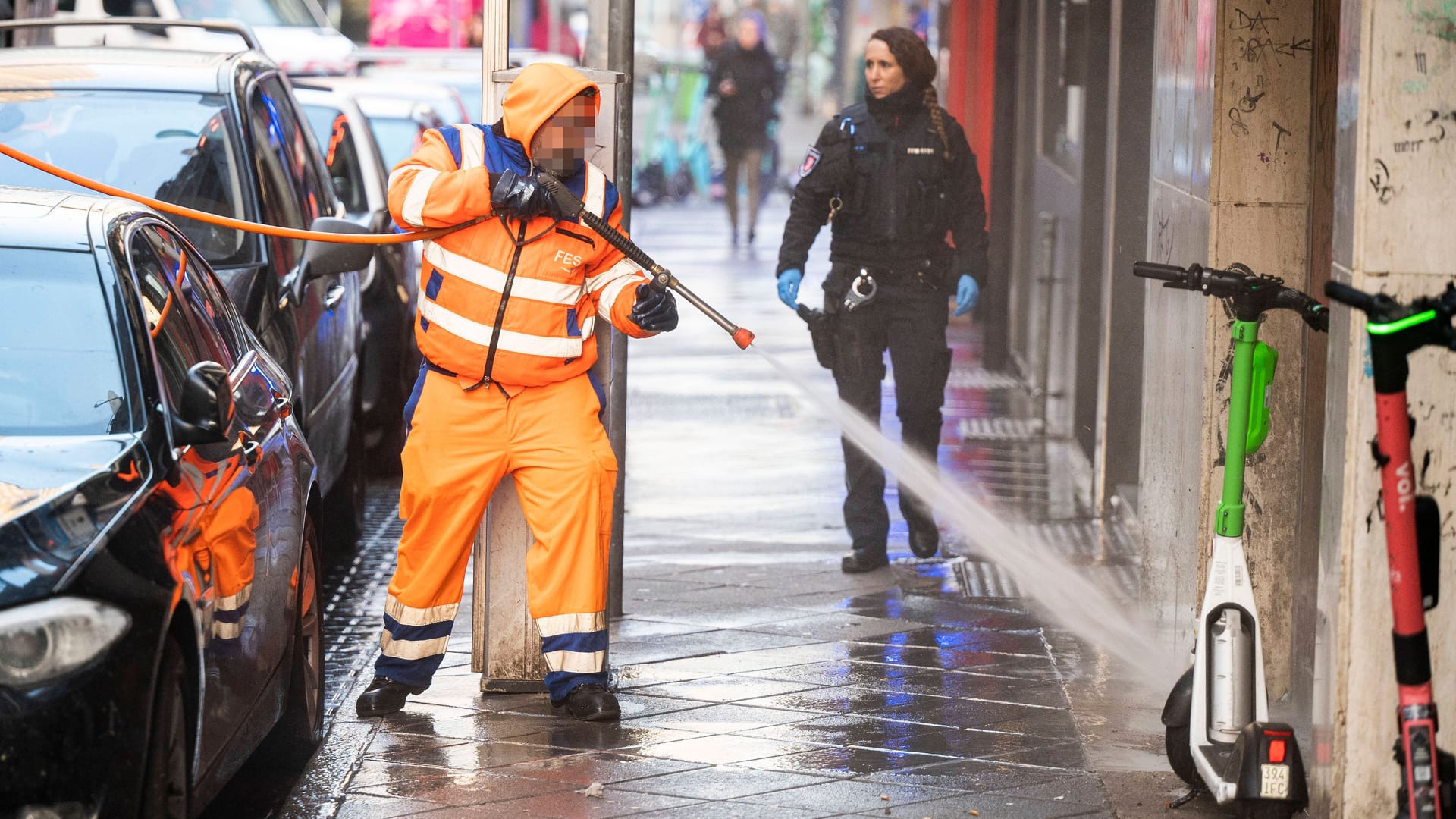 FES im Bahnhofsviertel (Archivfoto): Hier wird nur noch unter Polizeischutz geputzt.