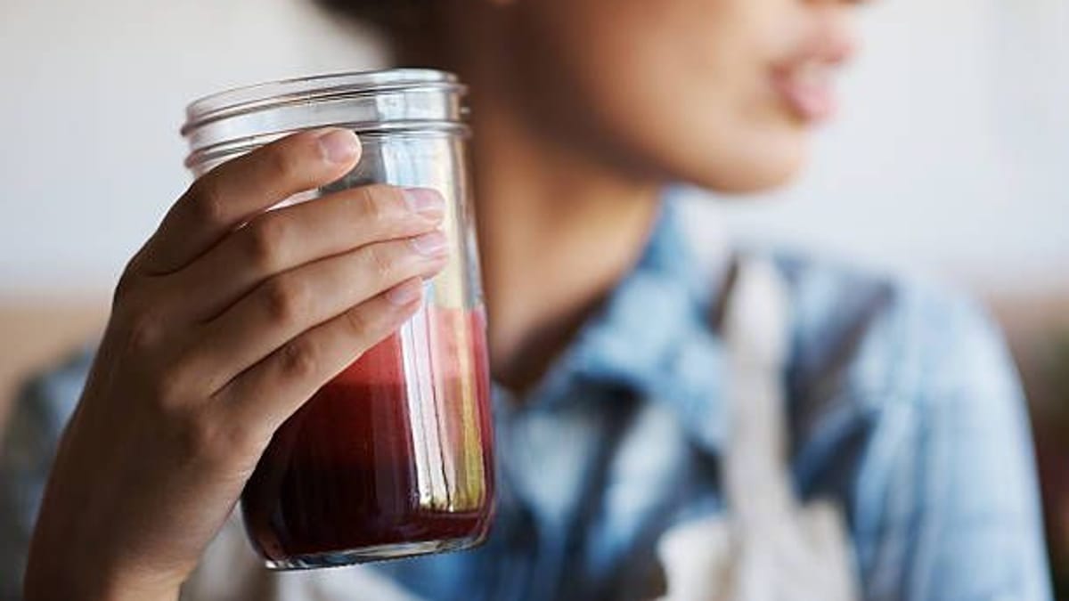 "Sleepy Girl Mocktail": Kirschsaft mit Magnesium gegen Schlafprobleme?