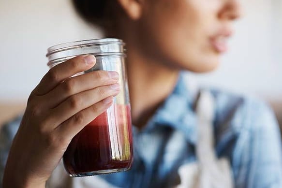 Positive Wirkung? Ein selbst gemixtes Getränk soll tieferen Schlaf fördern.