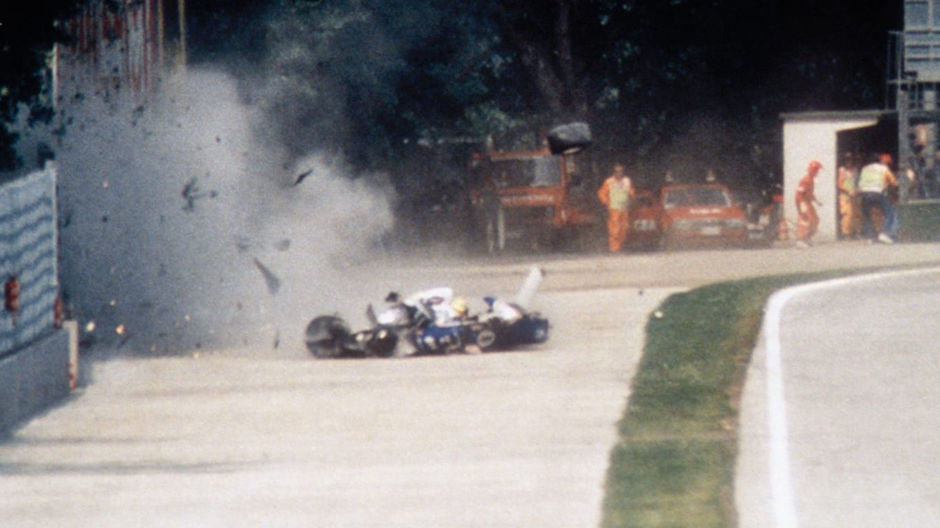 Der Moment des Unfalls: Mit über 200 km/h krachte Ayrton Senna in die Betonmauer.