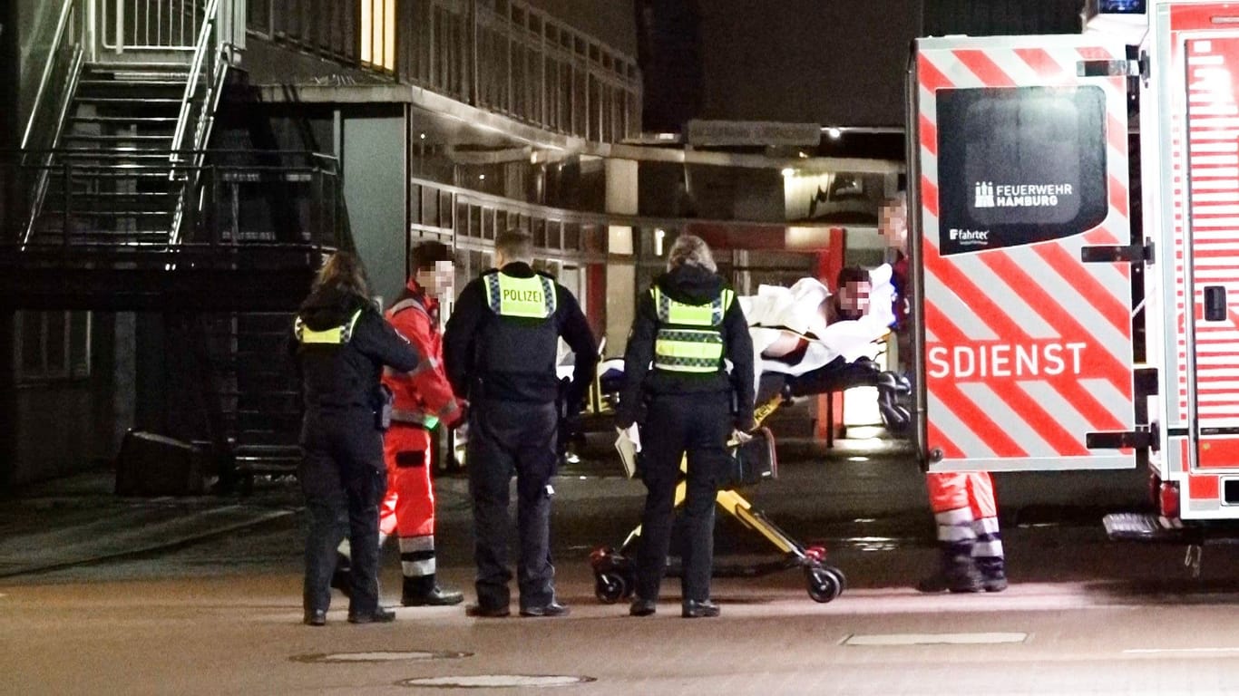 Notarzteinsatz: In Hamburg haben Rettungskräfte einen Schwerverletzten in eine Klinik transportiert.
