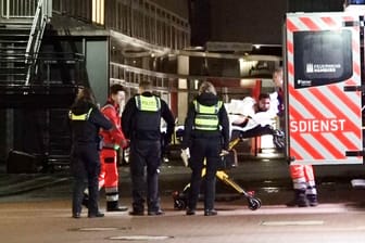 Notarzteinsatz: In Hamburg haben Rettungskräfte einen Schwerverletzten in eine Klinik transportiert.