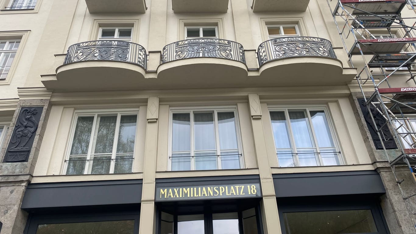 Das Wohn- und Geschäftshaus am Maximiliansplatz 18 im Stadtbezirk Altstadt-Lehel schafft es auf den ersten Platz.