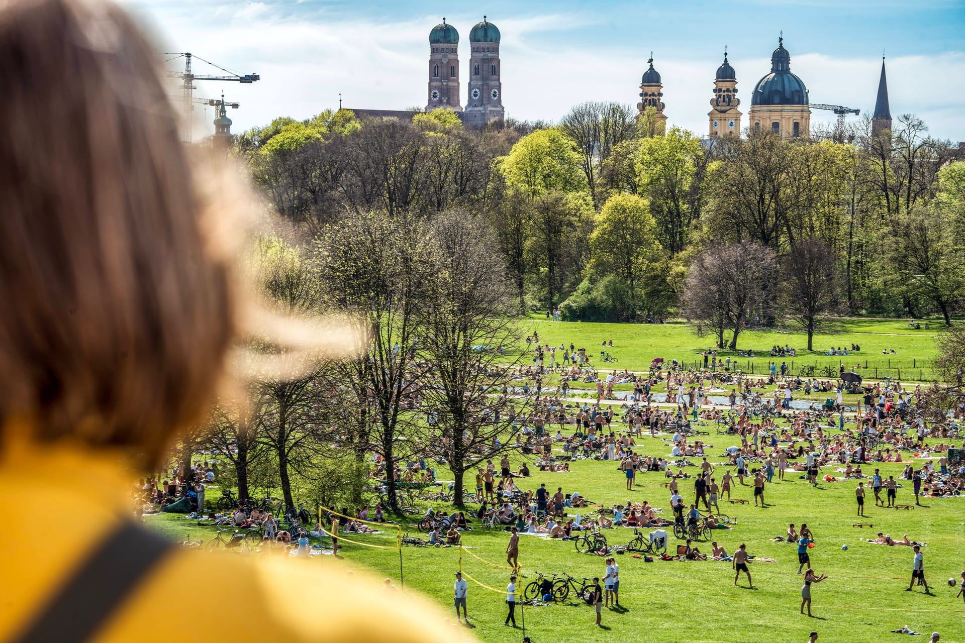 Menschen genießen das frühsommerliche Wetter im Englischen Garten (Archivbild): Bis Mitte der Woche soll es in München schön bleiben.