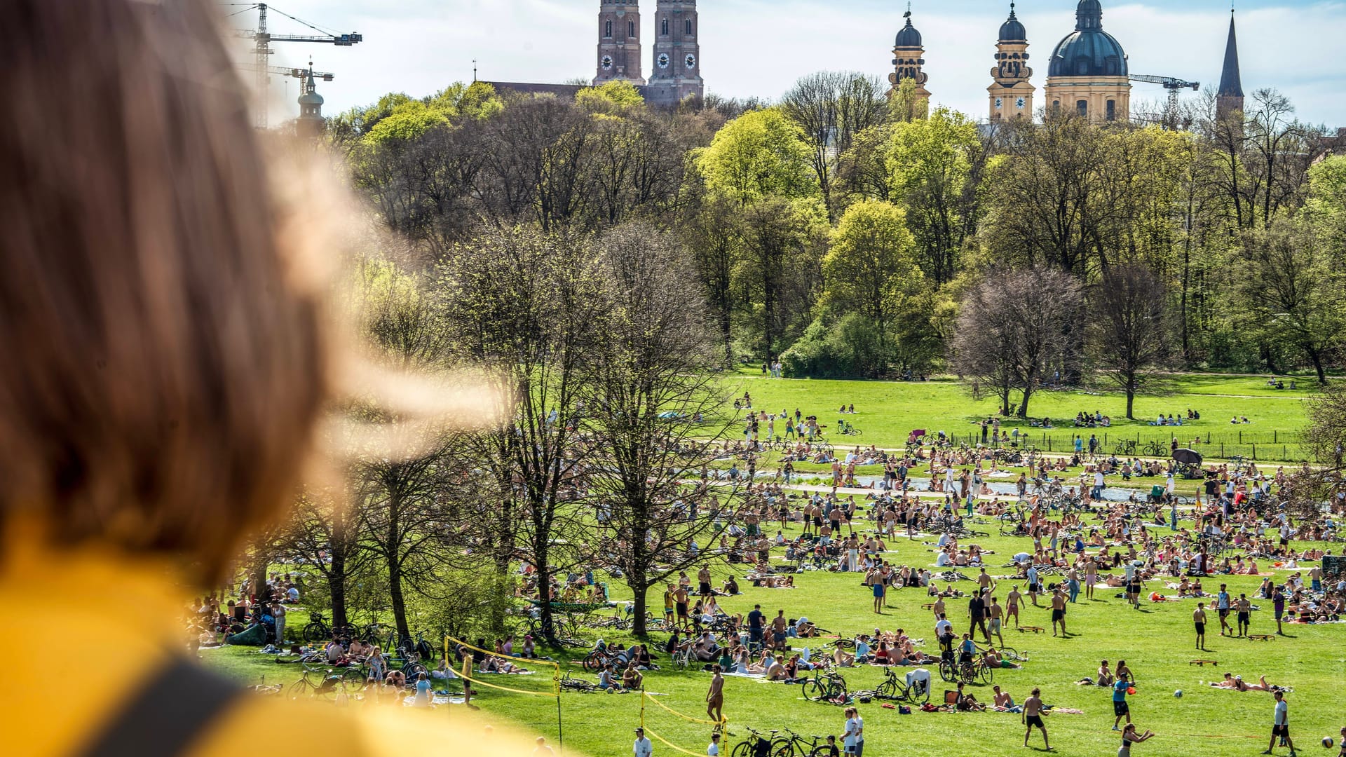 Menschen genießen das frühsommerliche Wetter im Englischen Garten (Archivbild): Bis Mitte der Woche soll es in München schön bleiben.